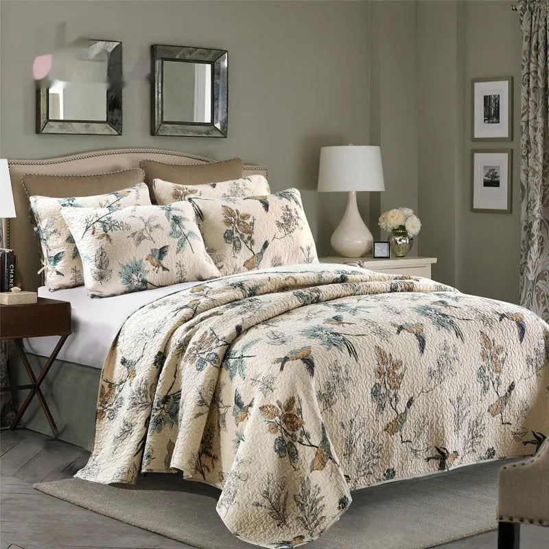 Quilted cotton bed cover set with printed pattern and matching pillowcases for double beds