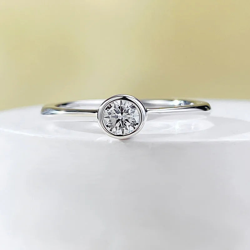 Minimalist crown-shaped silver ring with linear details, shown in gold and platinum electroplated finishes.