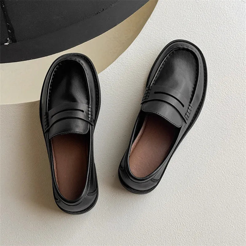 Men's and women's slip-on casual shoes in retro style, shown in available colours.