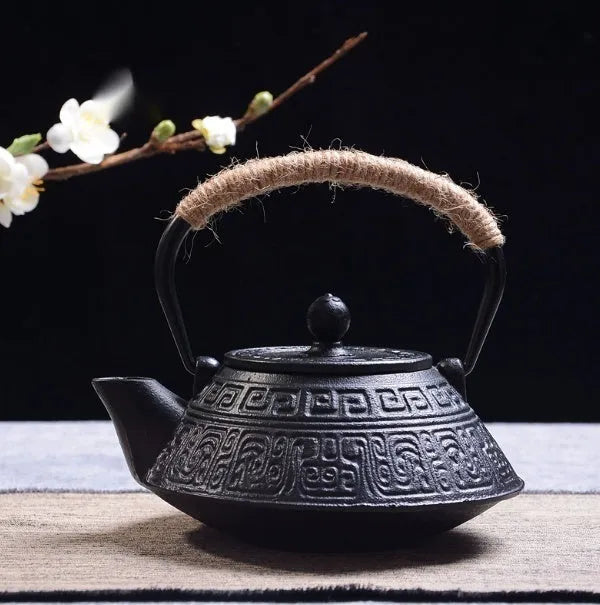 Japanese-style cast iron teapot with decorative patterns and 0.9L capacity for brewing tea
