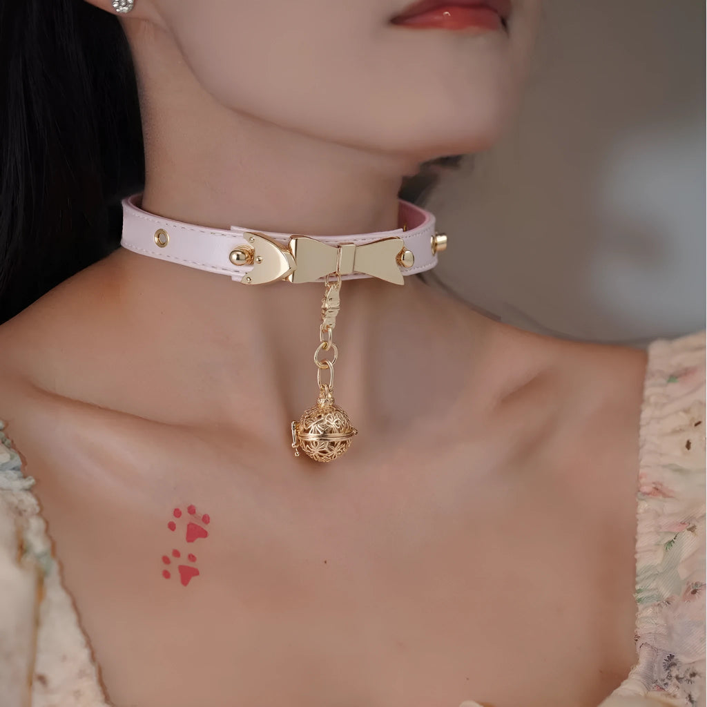 Hand holding rope little bell shape collar with alloy pendant and PU pearl powder finish on regular chain