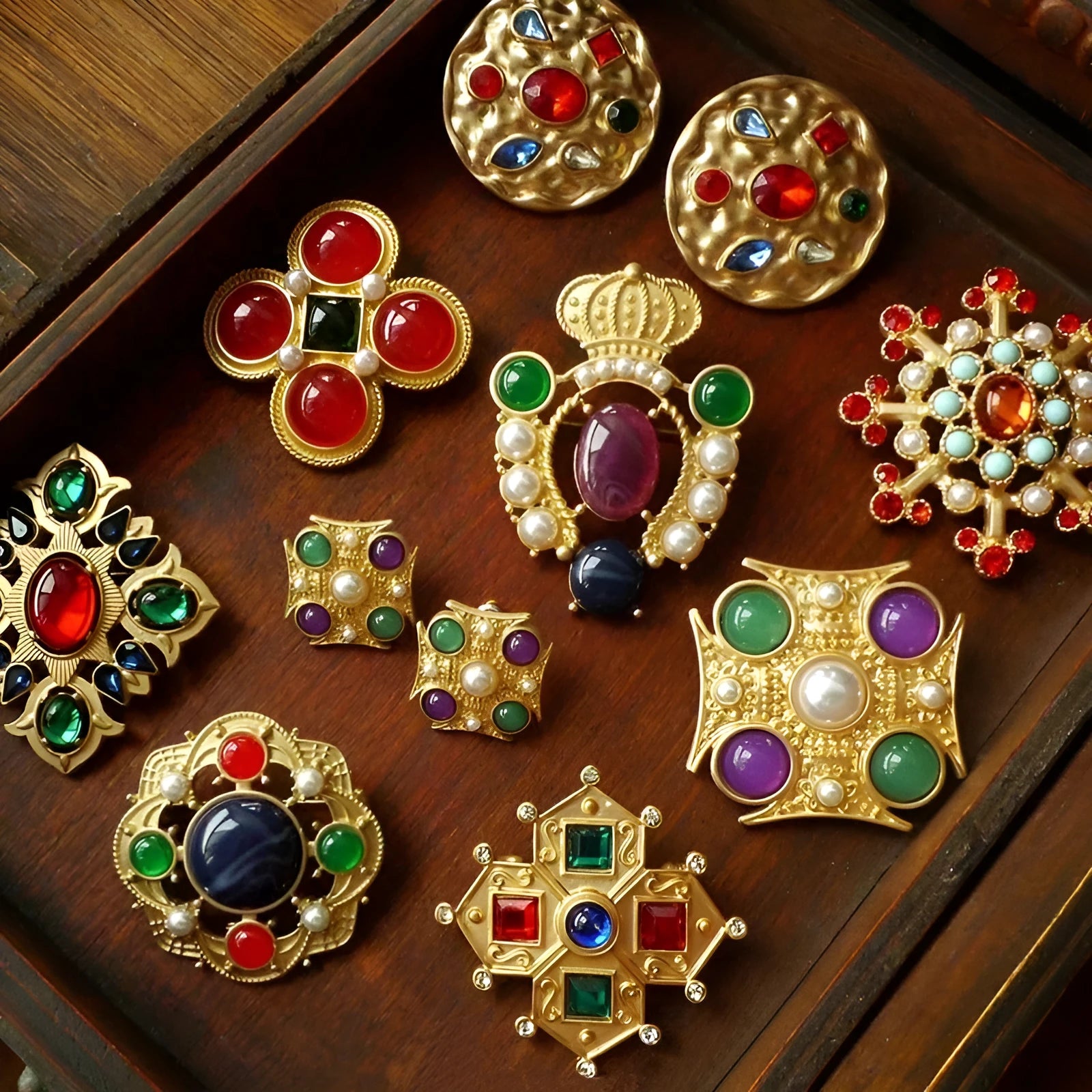 Retro baroque vintage brooch in zinc alloy with diamond shape, showing size comparison of eight style options