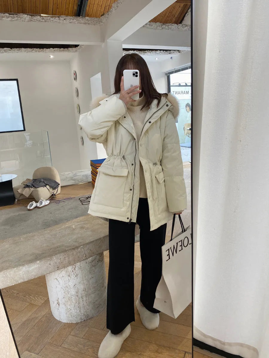Woman wearing high waist cream white knitted wide-leg trousers with a straight, drooping mopping cut.