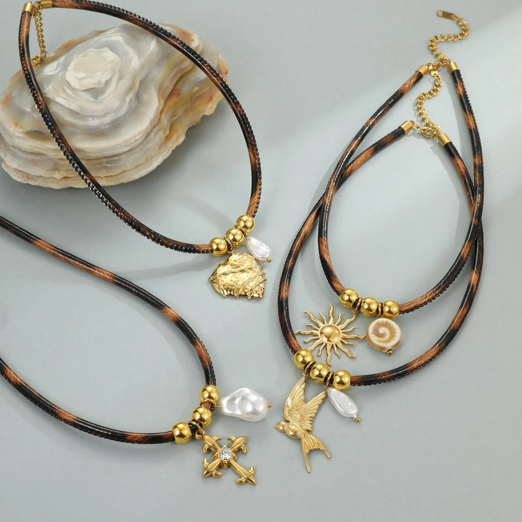 Women's stainless steel necklace with geometric leopard pendant and adjustable chain