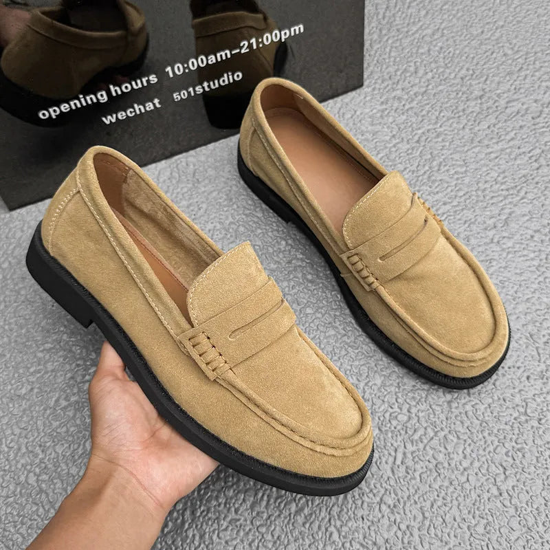 Men's and women's slip-on casual shoes in retro style, shown in available colours.