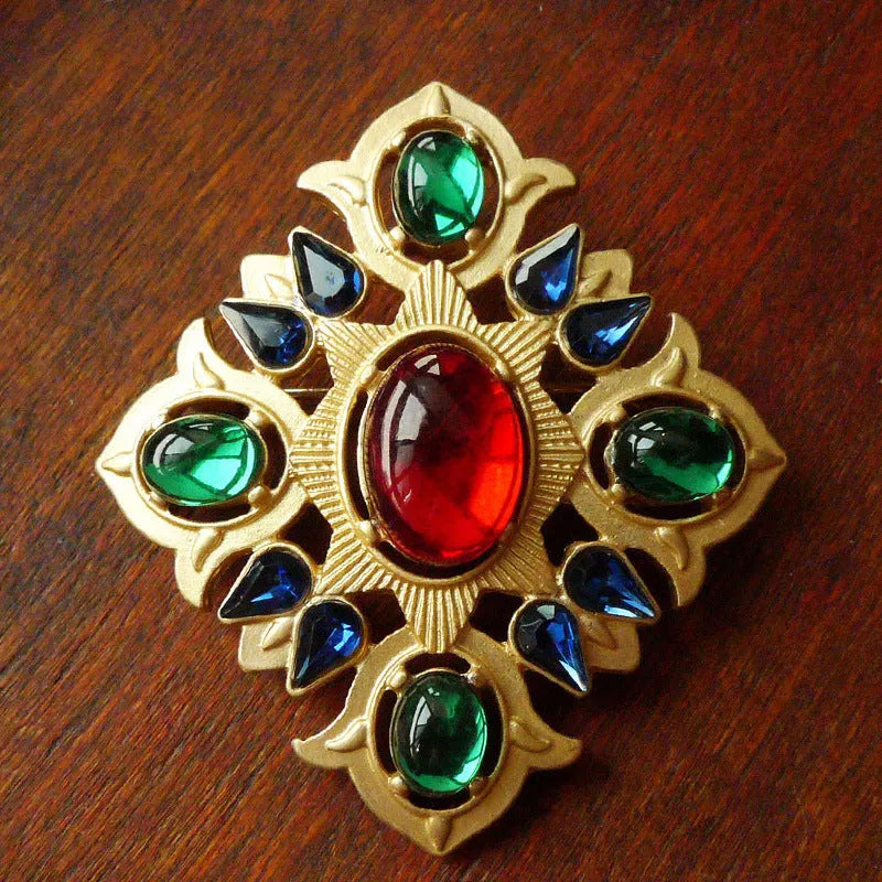 Retro baroque vintage brooch in zinc alloy with diamond shape, showing size comparison of eight style options