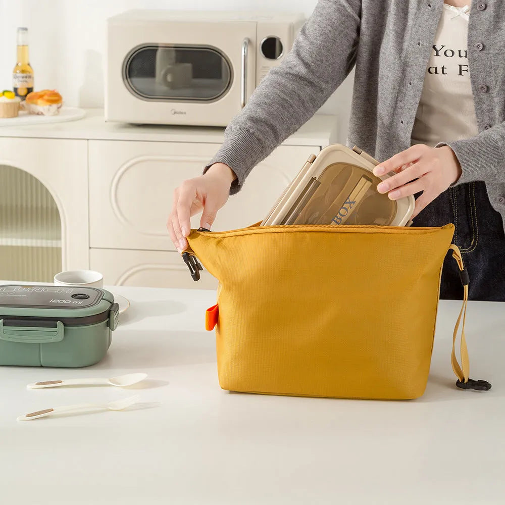 Japanese-style insulated lunch bag in oxford cloth with wide opening for food and drinks.