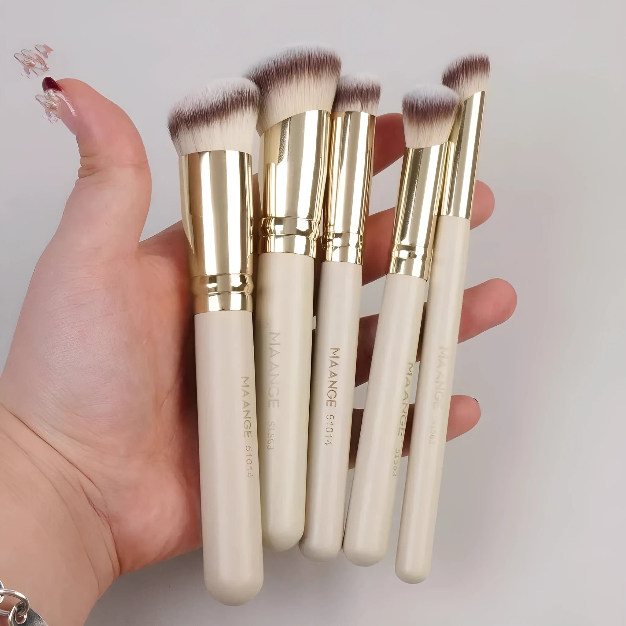 MAANGE 5-piece angled makeup brush set with apricot handles and synthetic bristles