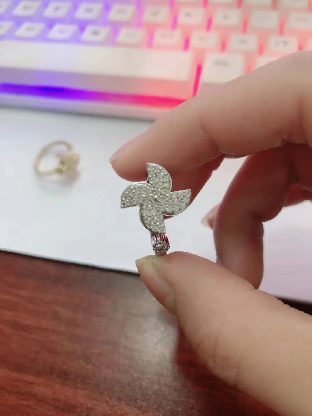 Micro rotating ring with spinning windmill centrepiece in gold or silver finish