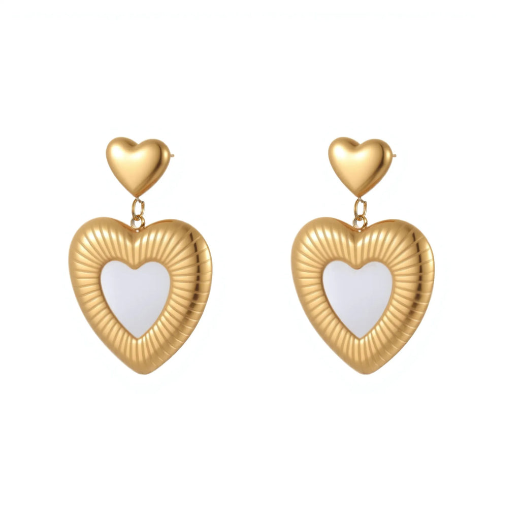 Gold-coloured heart-shaped earrings with fritillary patterning on stainless steel with 18K electroplating