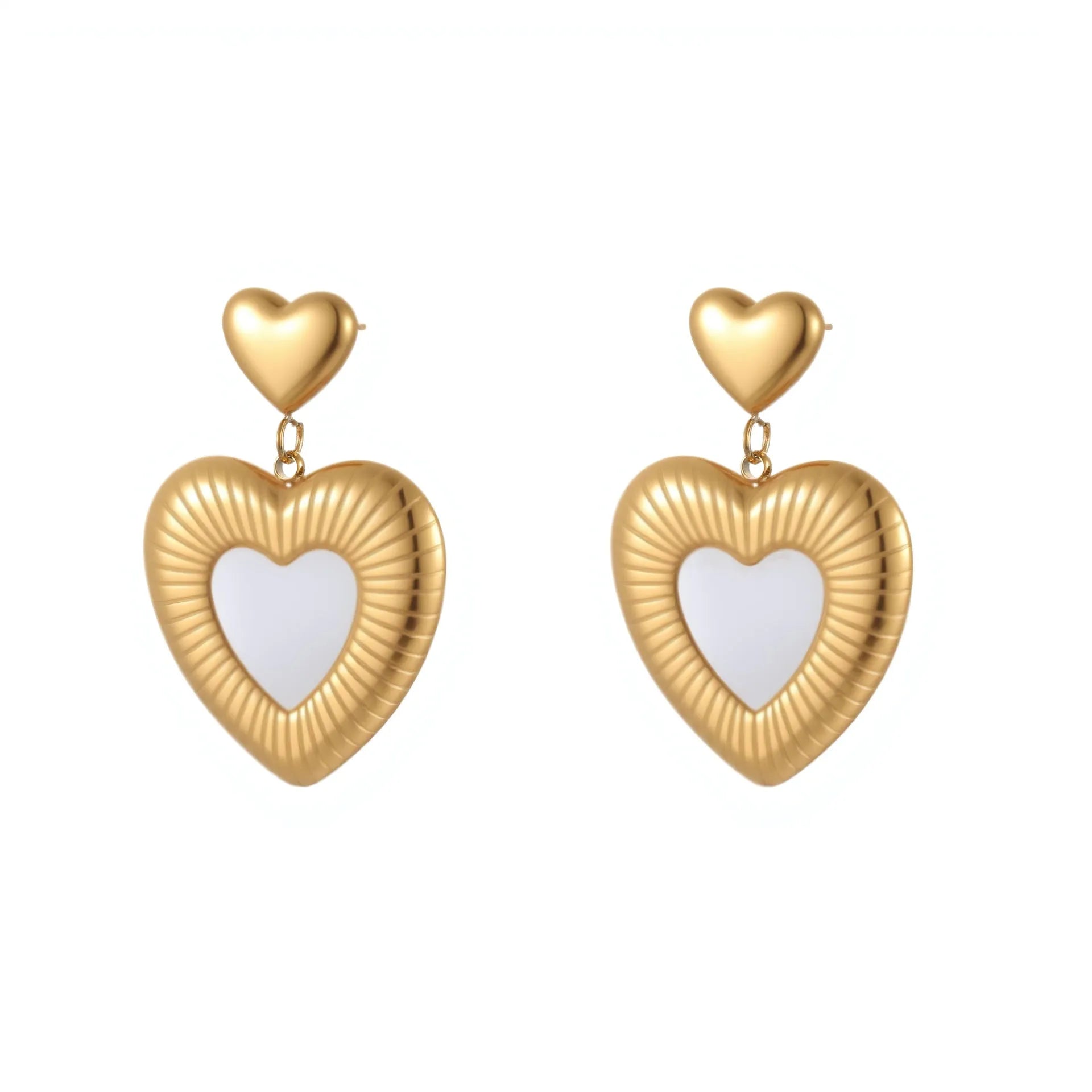Gold-coloured heart-shaped earrings with fritillary patterning on stainless steel with 18K electroplating