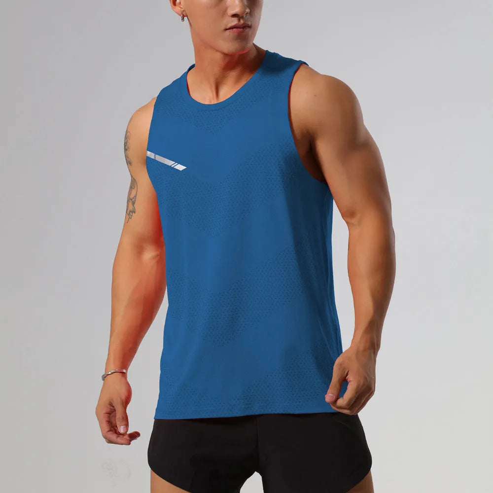 Solid colour quick-dry polyester sports tank top for men and women on a hanger.