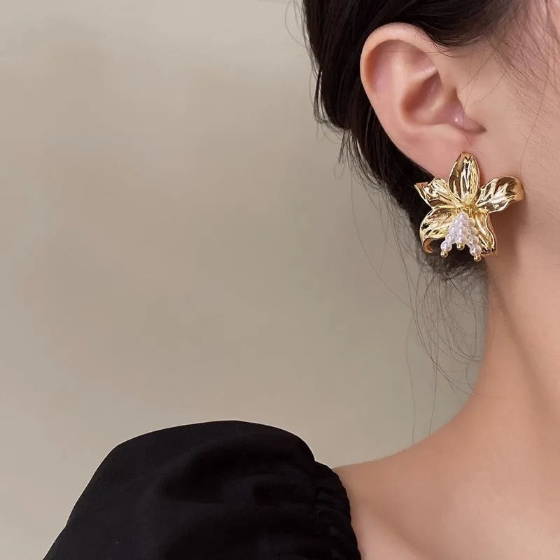 Golden H1795 metal earrings with detailed flower shape and exaggerated design elements