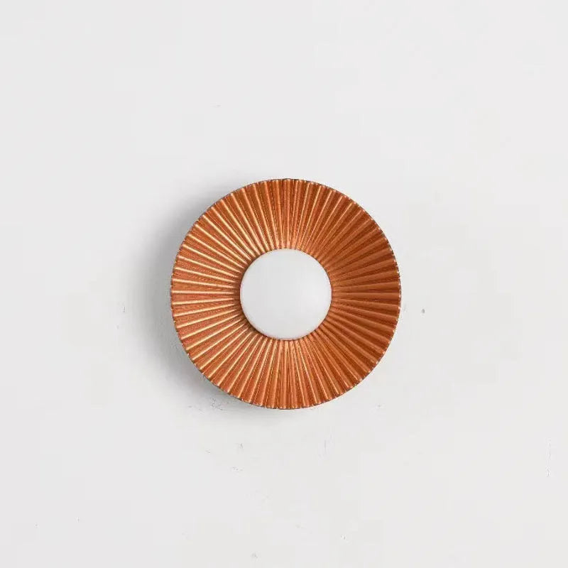 Round aluminium wall lamp with LED light source in outer white inner gold colour option