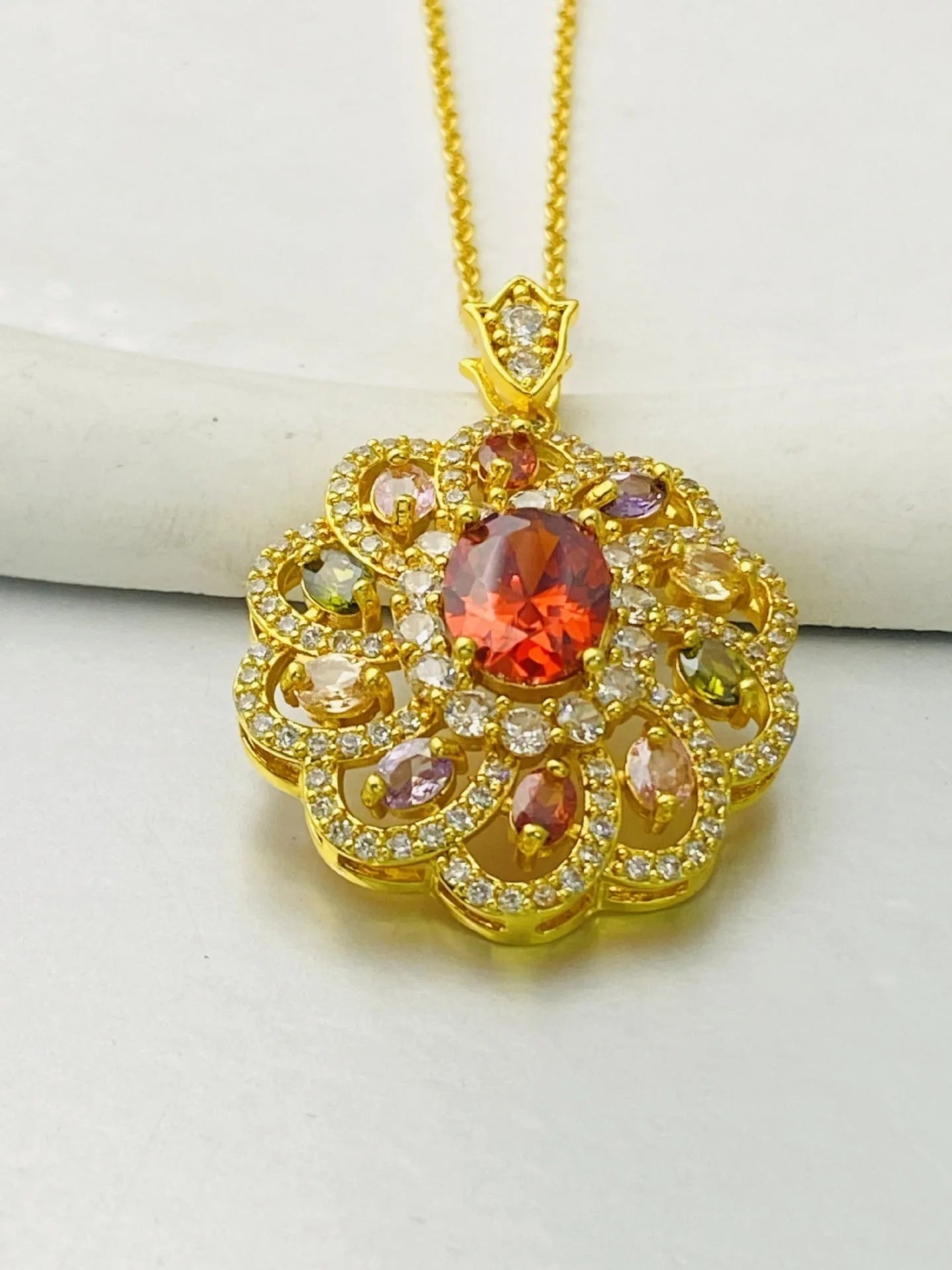 Women's flower-shaped zircon pendant necklace in gold, champagne gold, or platinum colour on a chain.