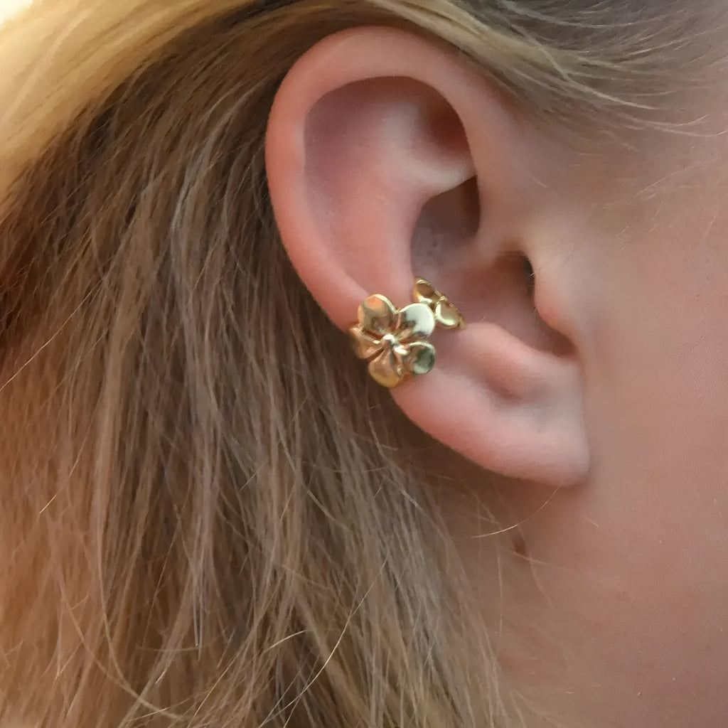 Gold-coloured women's earrings with conch and starfish beach-themed decorative elements