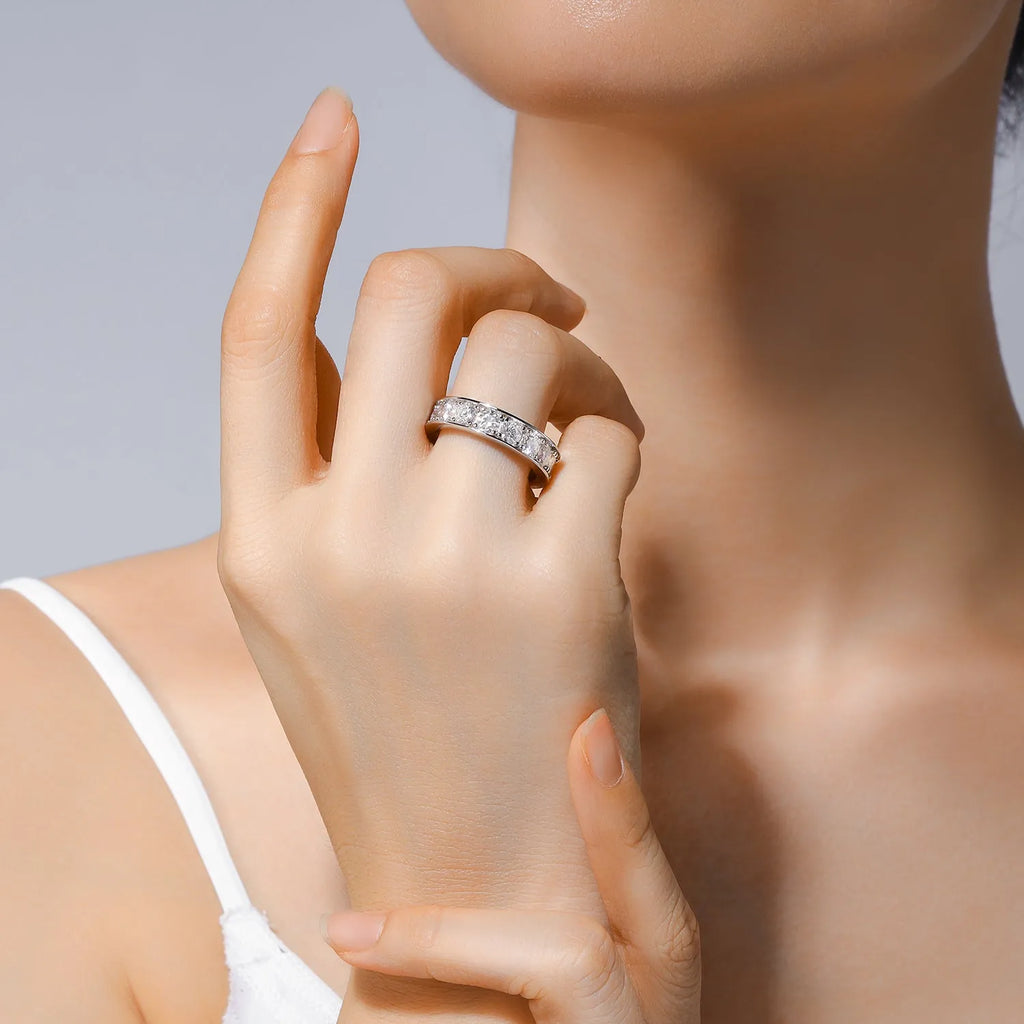 Flowing Cloud Passion wedding ring set with 0.3-carat moissanite in S925 silver with platinum plating on white background