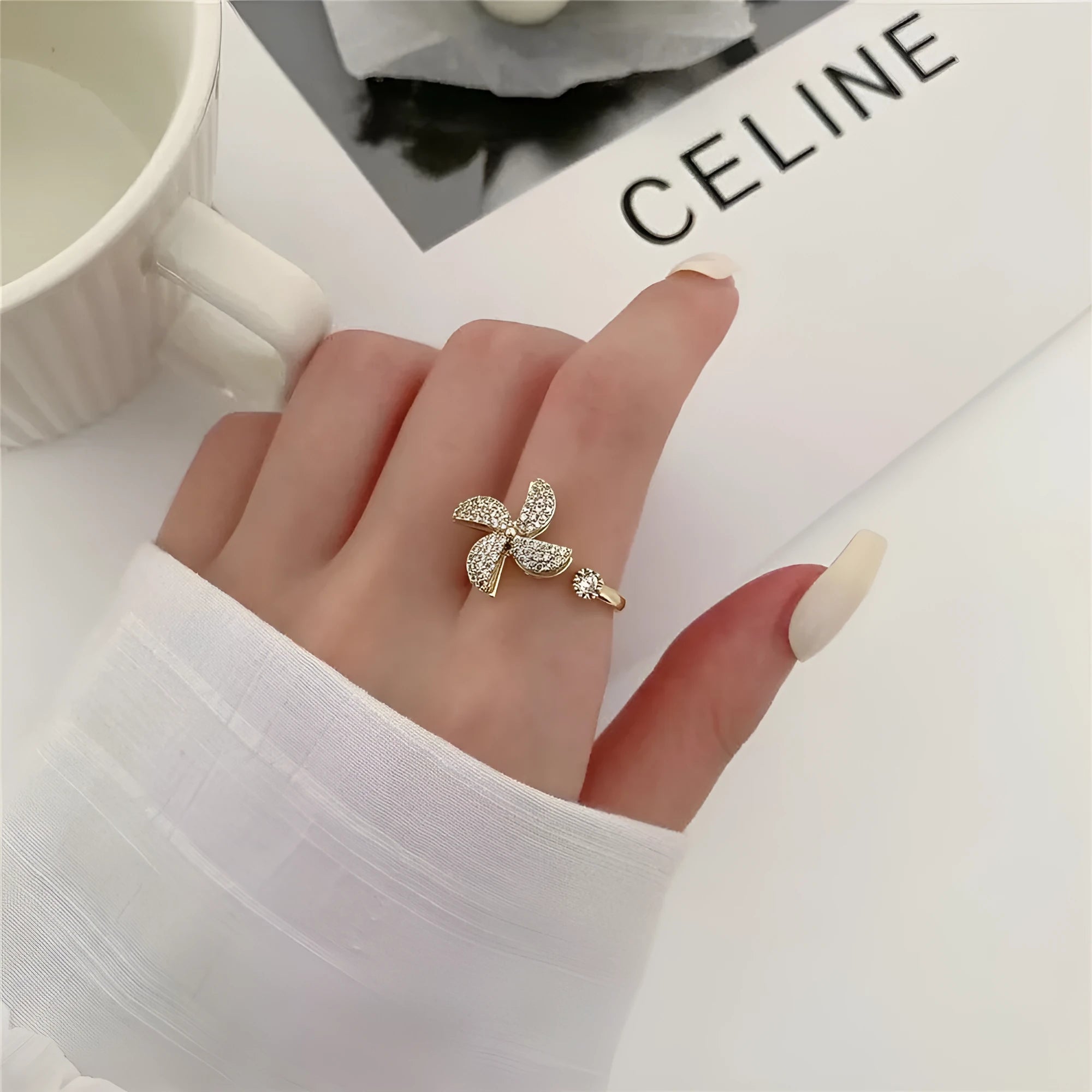 Micro rotating ring with spinning windmill centrepiece in gold or silver finish