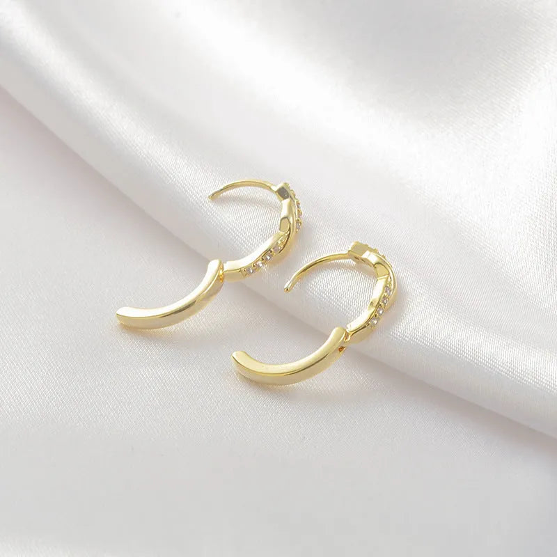 Interwoven hemp rope earrings with geometrical round shape in gold and silver colours