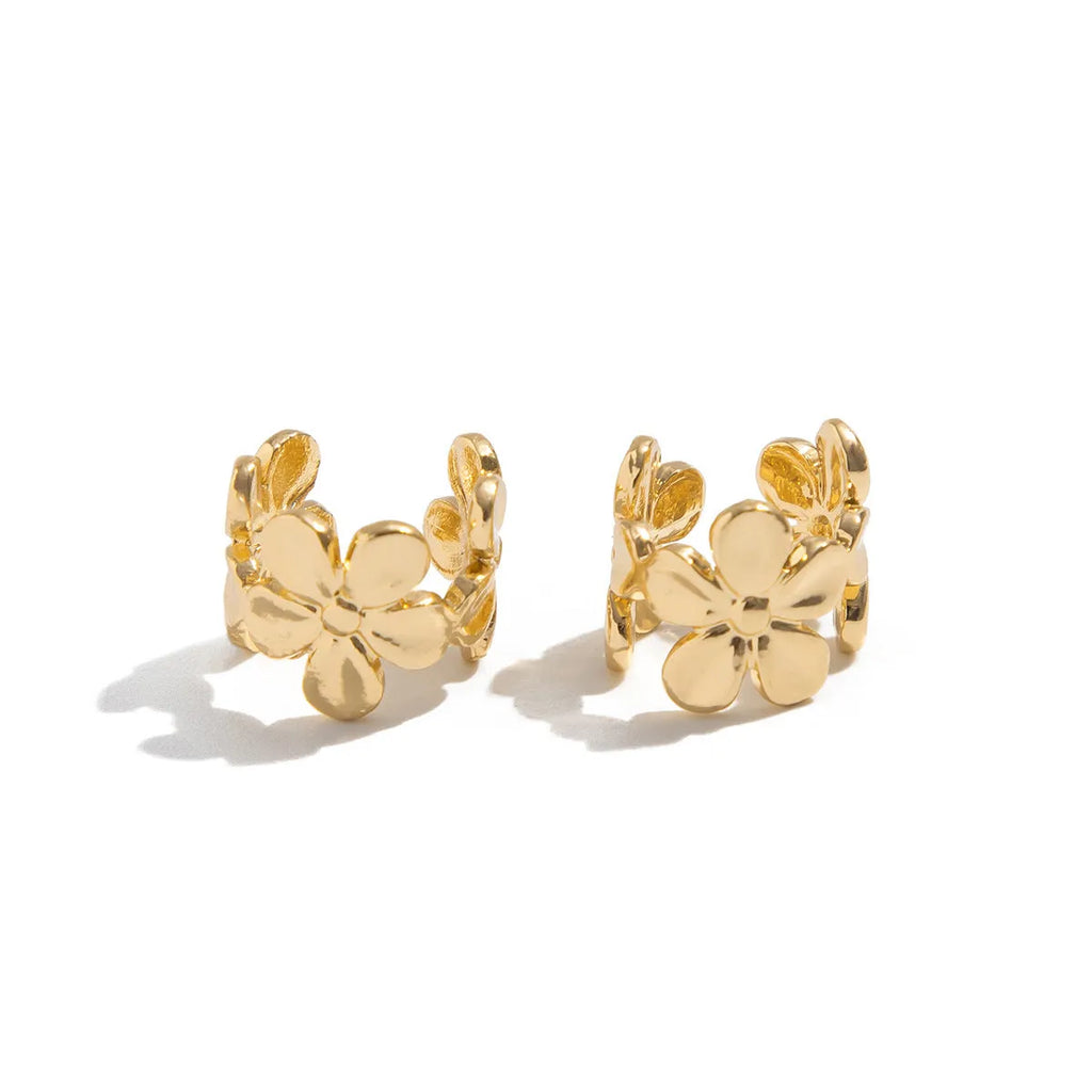 Gold-coloured women's earrings with conch and starfish beach-themed decorative elements