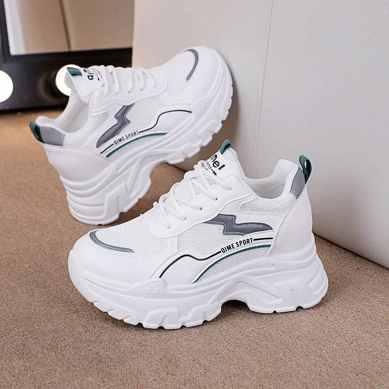 Women's white breathable height-increasing trainers with cross straps and flat rubber sole