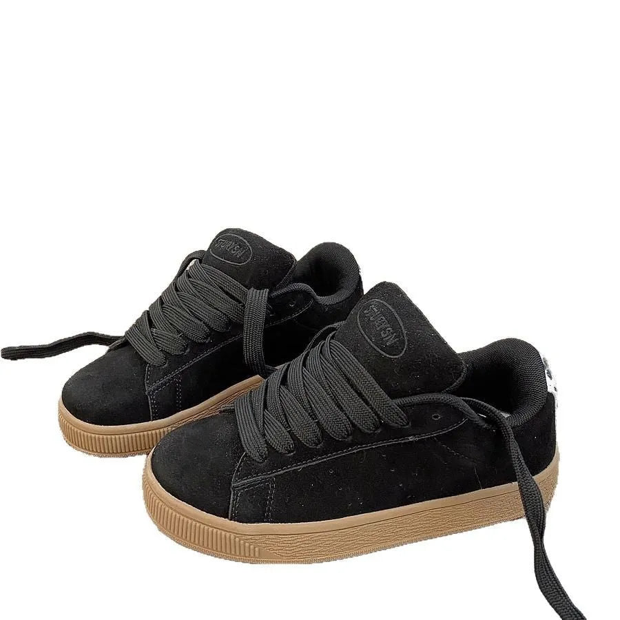 Black retro low-top sneakers with round toe and waterproof platform sole