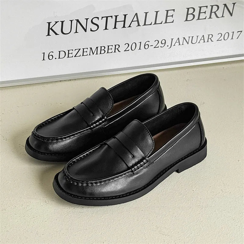 Men's and women's slip-on casual shoes in retro style, shown in available colours.