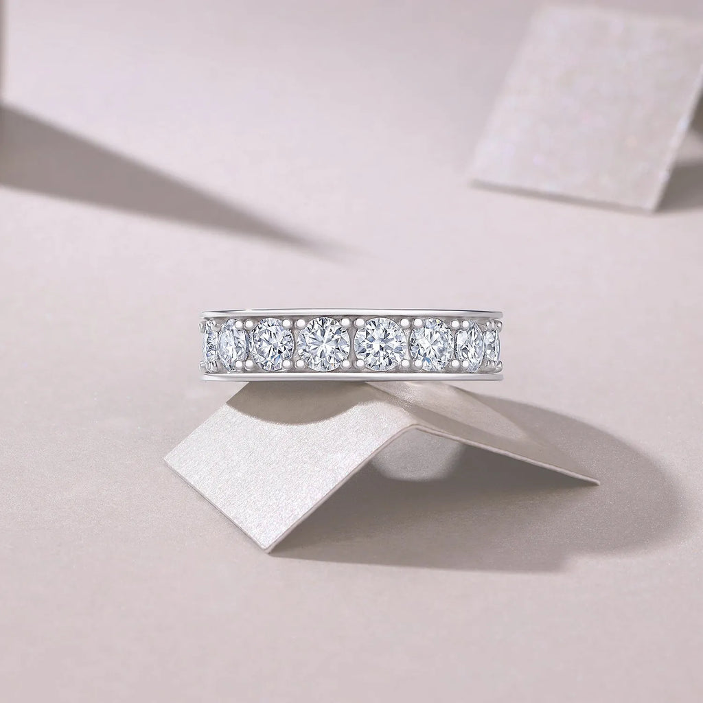 Flowing Cloud Passion wedding ring set with 0.3-carat moissanite in S925 silver with platinum plating on white background