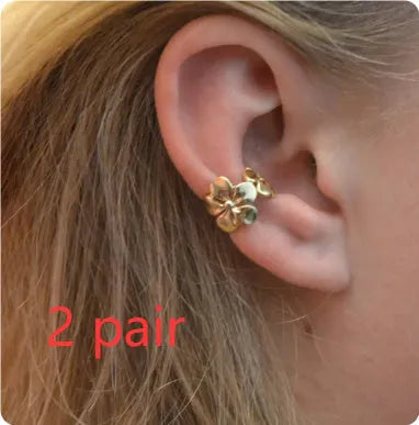 Gold-coloured women's earrings with conch and starfish beach-themed decorative elements