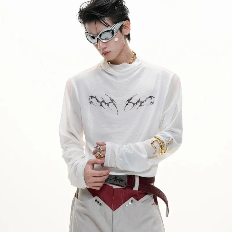 Man wearing a black slim-fit niche mesh long sleeve bottoming shirt.
