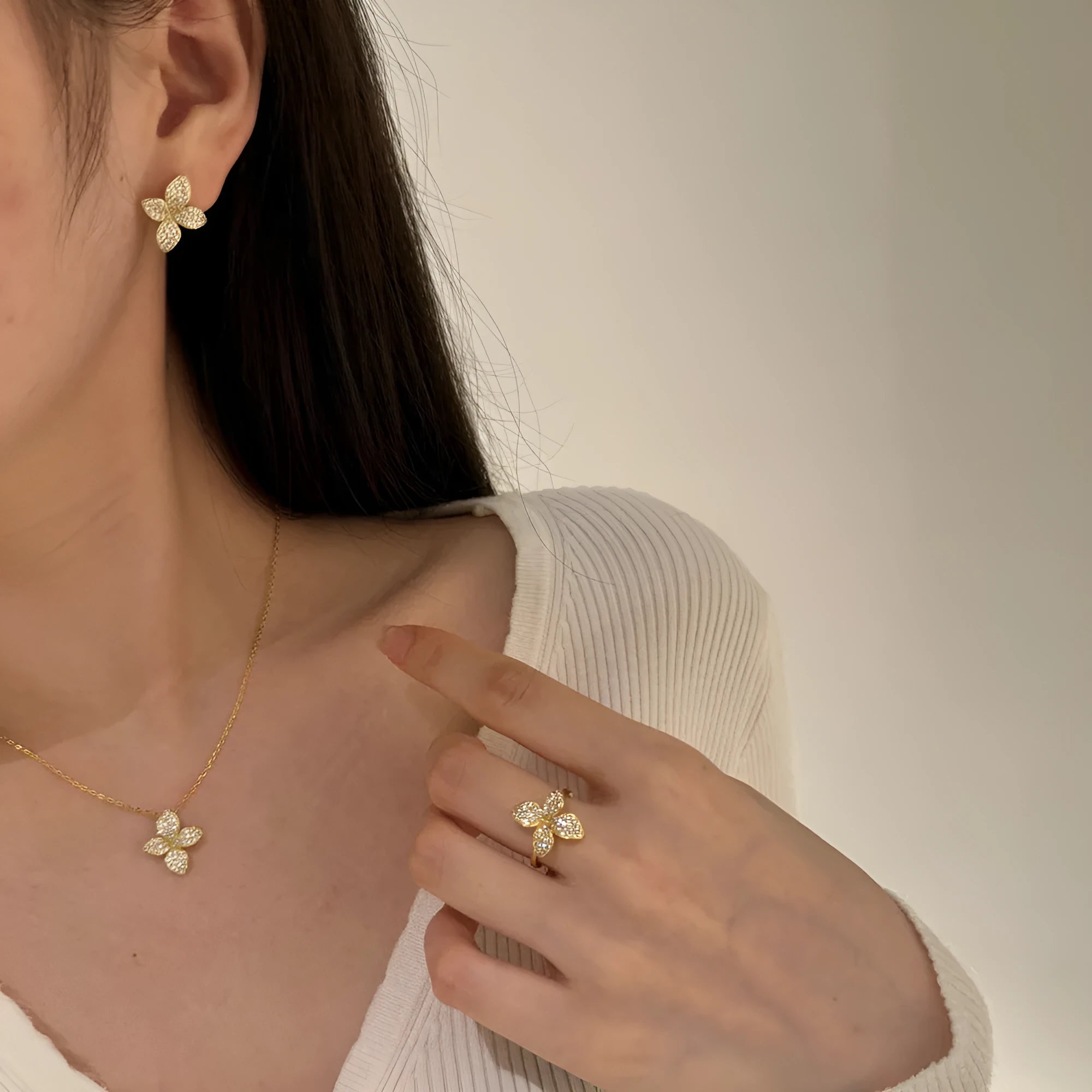 925 silver jewellery suite with white round zirconium flower design open ring, clavicle chain necklace, and ear studs in gold