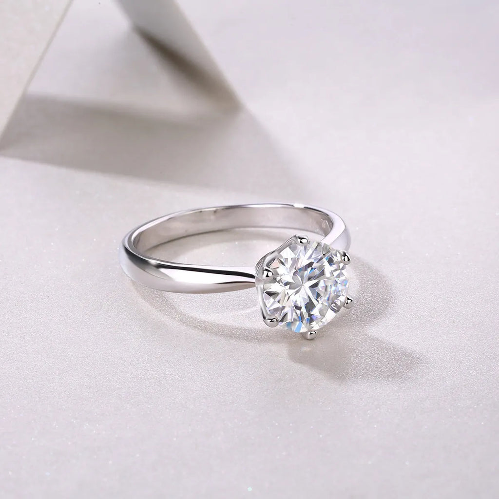 Classic six-prong moissanite wedding ring with platinum-plated S925 silver, 1-5 carat options, ring sizes 5-9