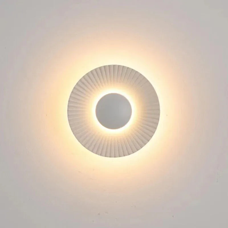 Round aluminium wall lamp with LED light source in outer white inner gold colour option