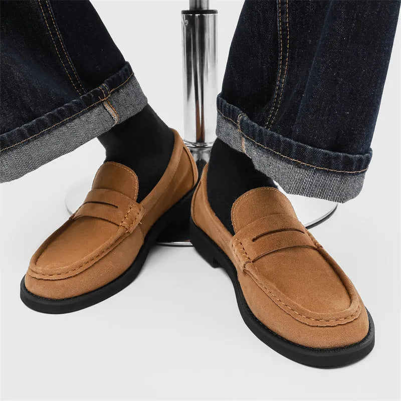 Men's and women's slip-on casual shoes in retro style, shown in available colours.