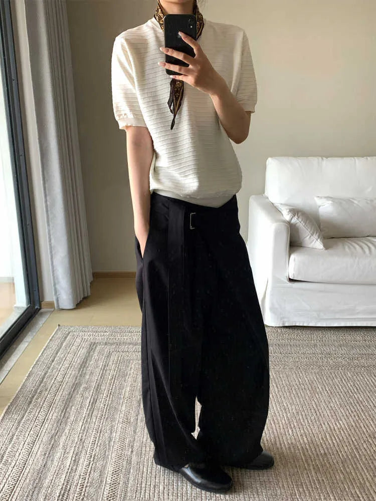 Black straight-leg trousers with adjustable waist and single pleated cut in Tencel cotton fabric