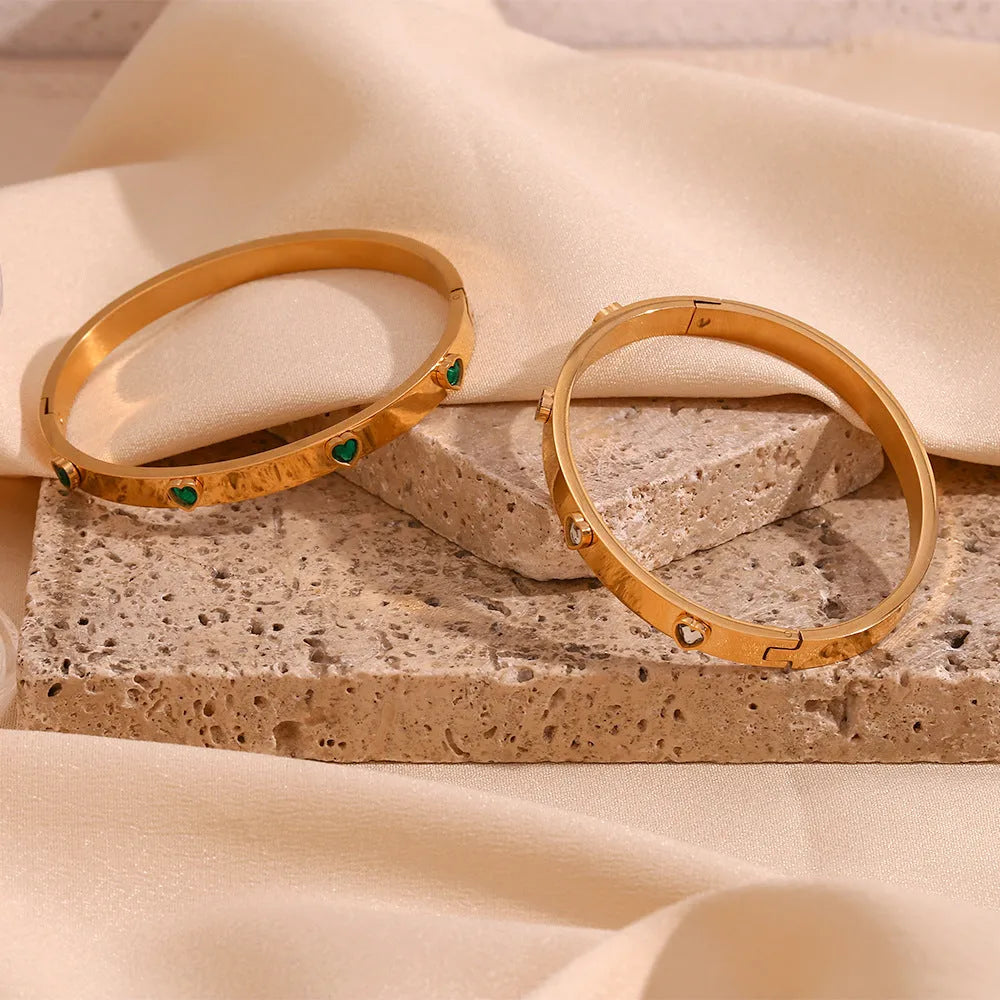 Stainless steel women's bracelet with micro-inlaid peach heart design in electroplated golden finish