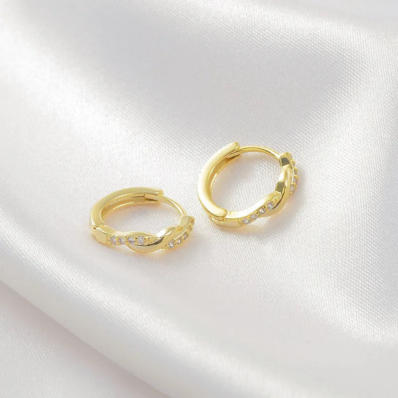 Interwoven hemp rope earrings with geometrical round shape in gold and silver colours