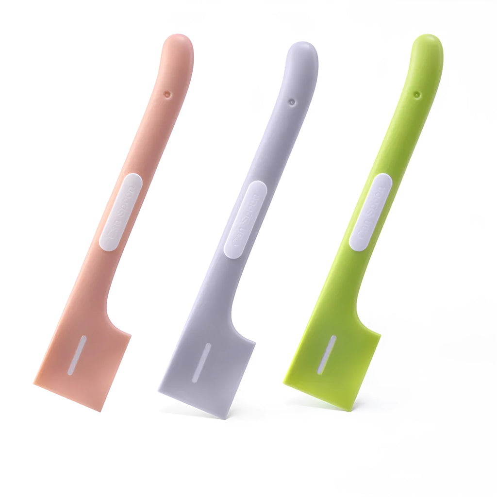Long-handled pet feeding spoon in green colour with right-angle design for canned food