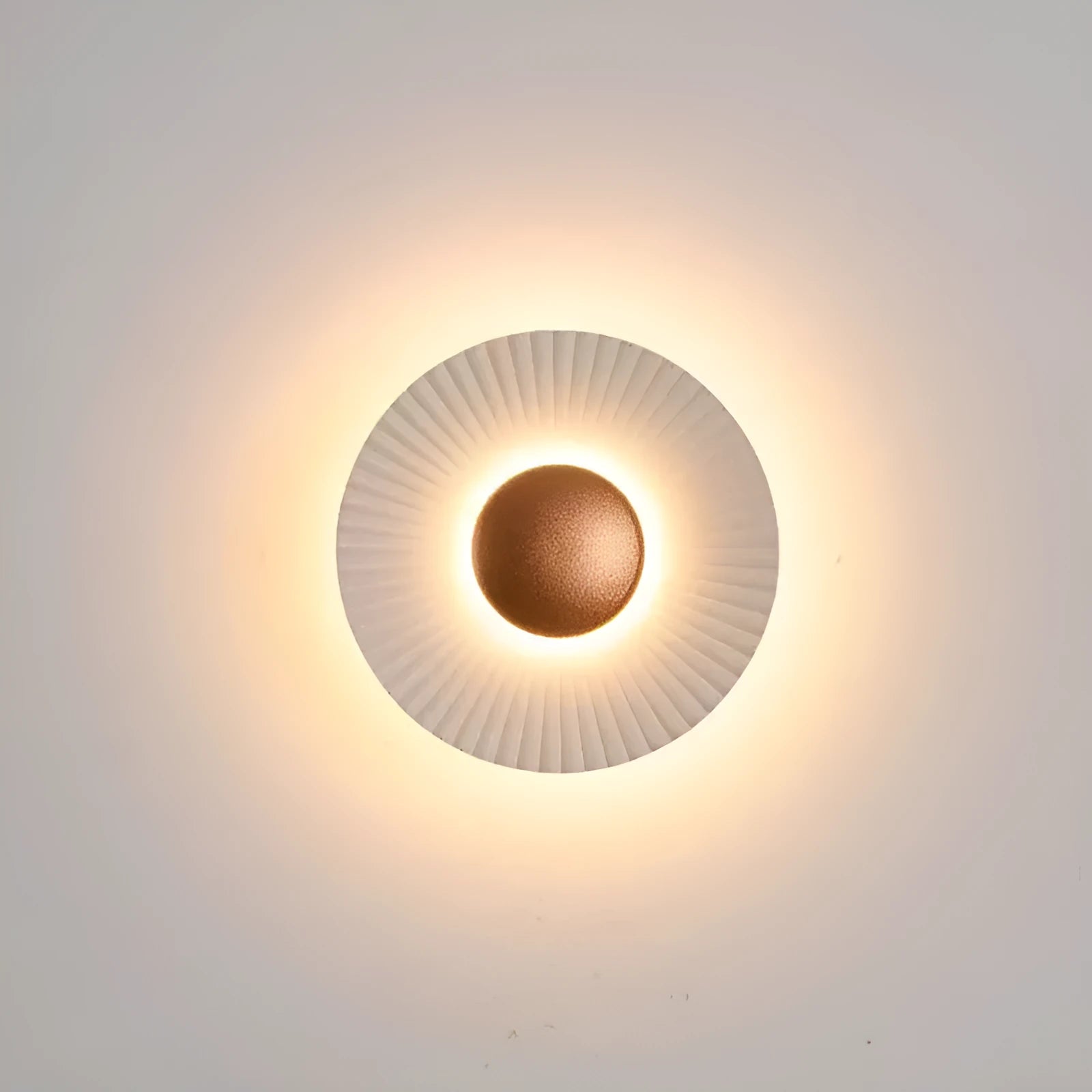 Round aluminium wall lamp with LED light source in outer white inner gold colour option