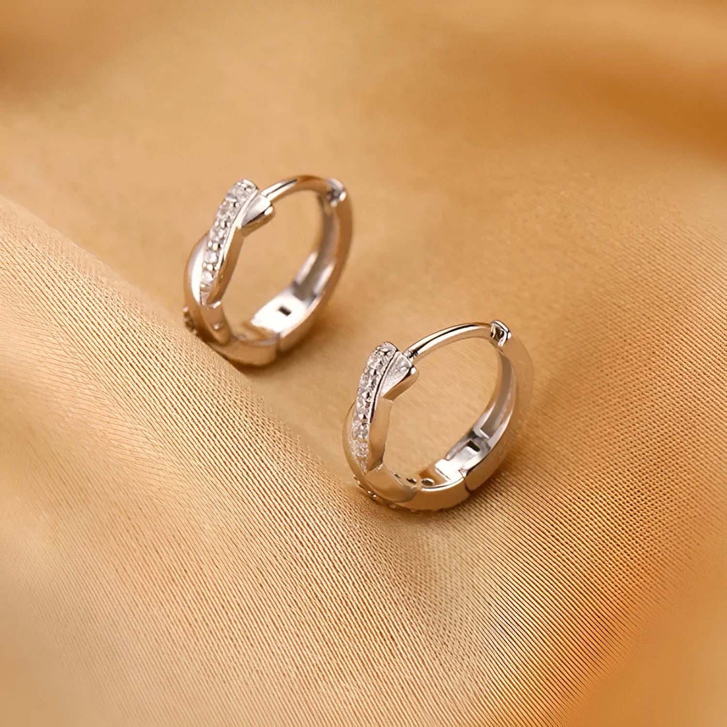 Interwoven hemp rope earrings with geometrical round shape in gold and silver colours