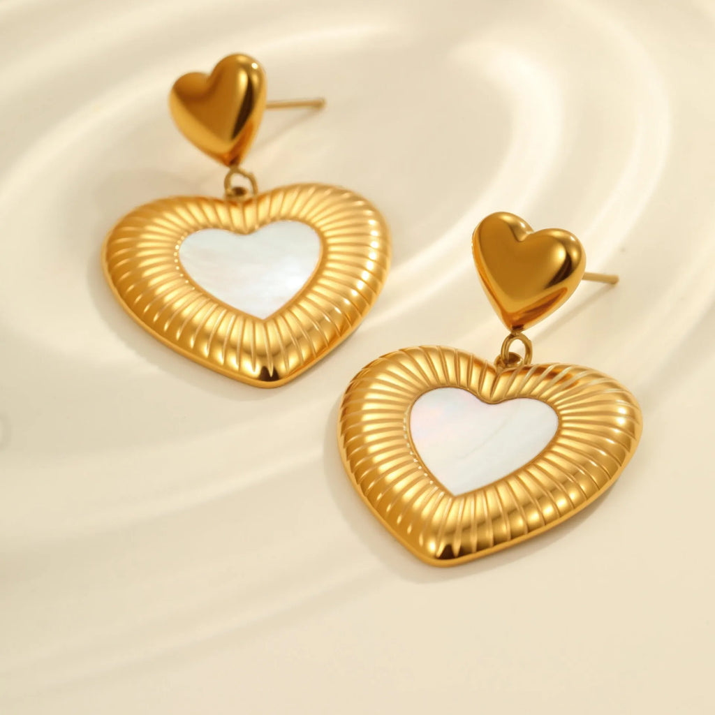 Gold-coloured heart-shaped earrings with fritillary patterning on stainless steel with 18K electroplating