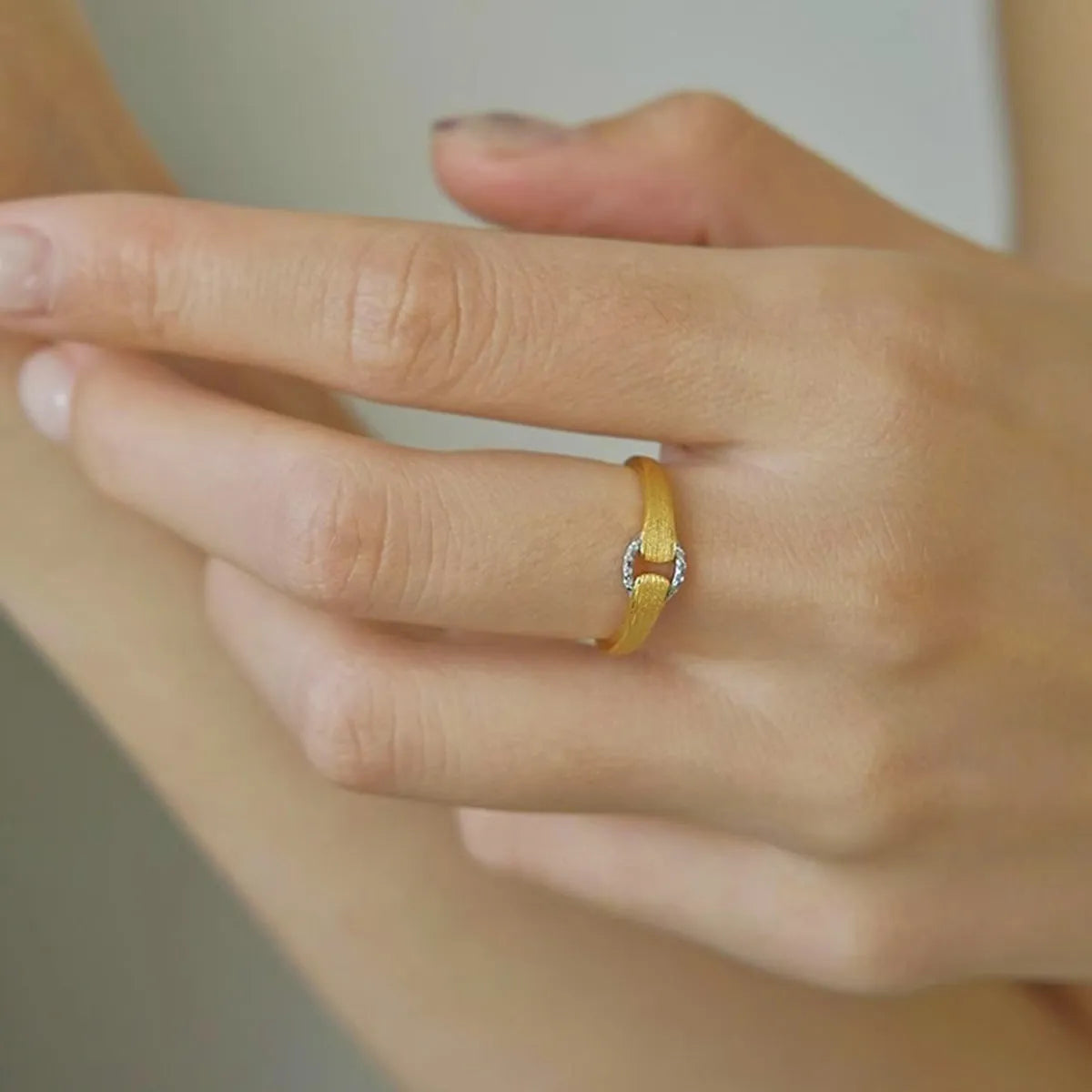 S925 sterling silver ring for women with diamond-cut geometric design in yellow gold finish