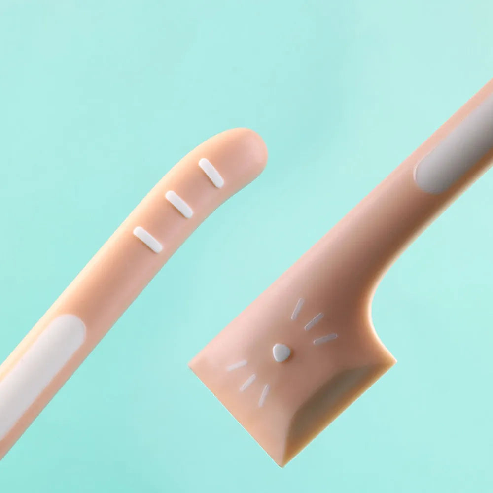 Long-handled pet feeding spoon in green colour with right-angle design for canned food