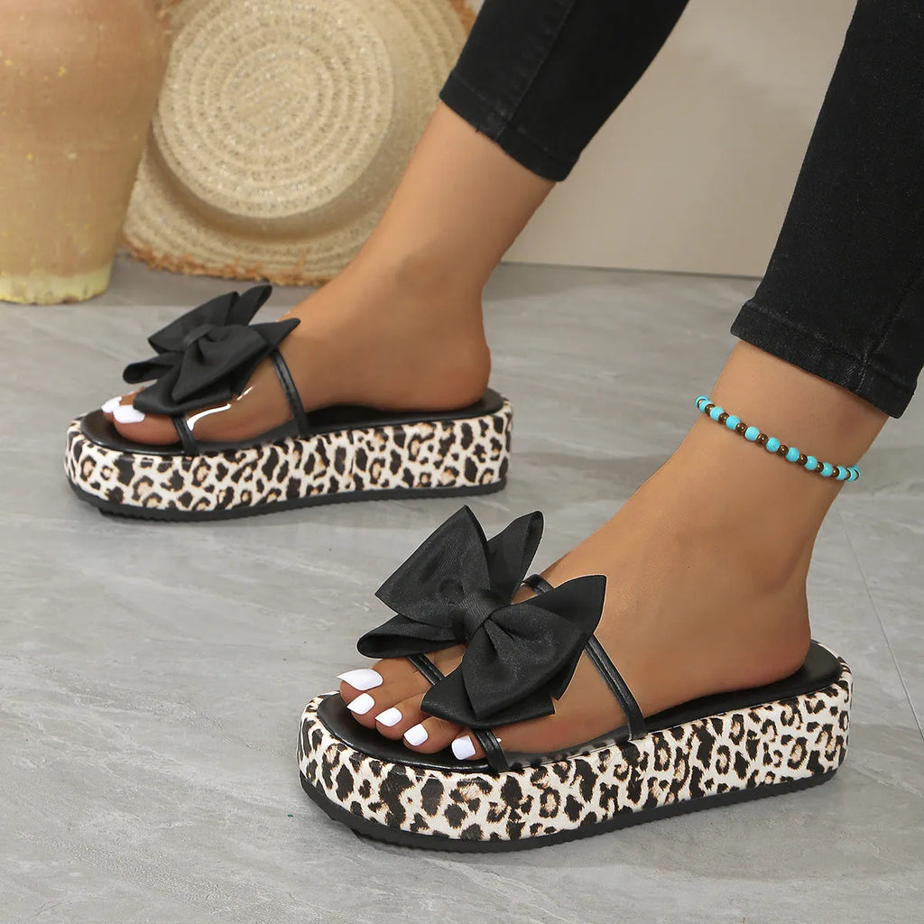 Women's leopard print beach slippers with thick sole and round toe retro design
