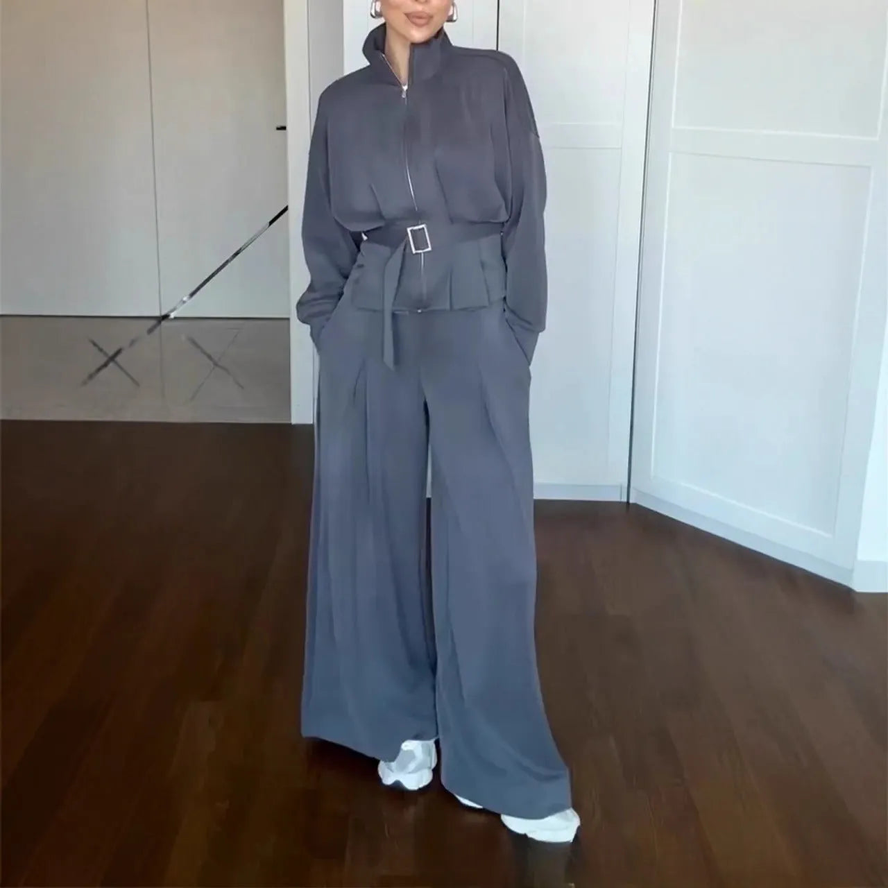 Women's casual two-piece suit in white with stand collar, front zipper jacket and matching trousers, polyester fibre construction