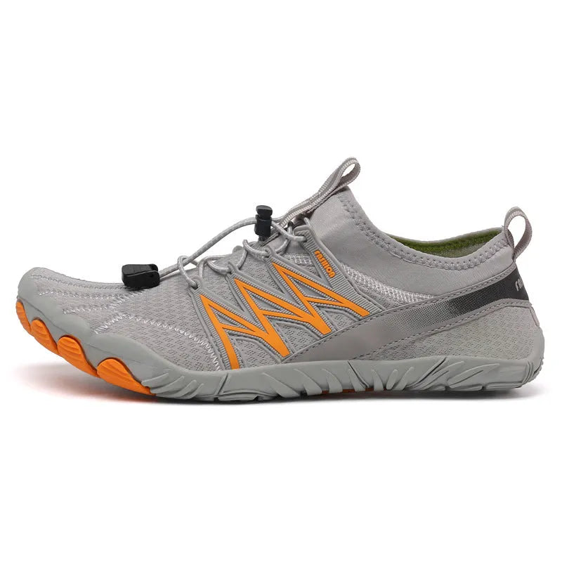 Lightweight indoor training sneakers with striped pattern and rubber sole in various colours