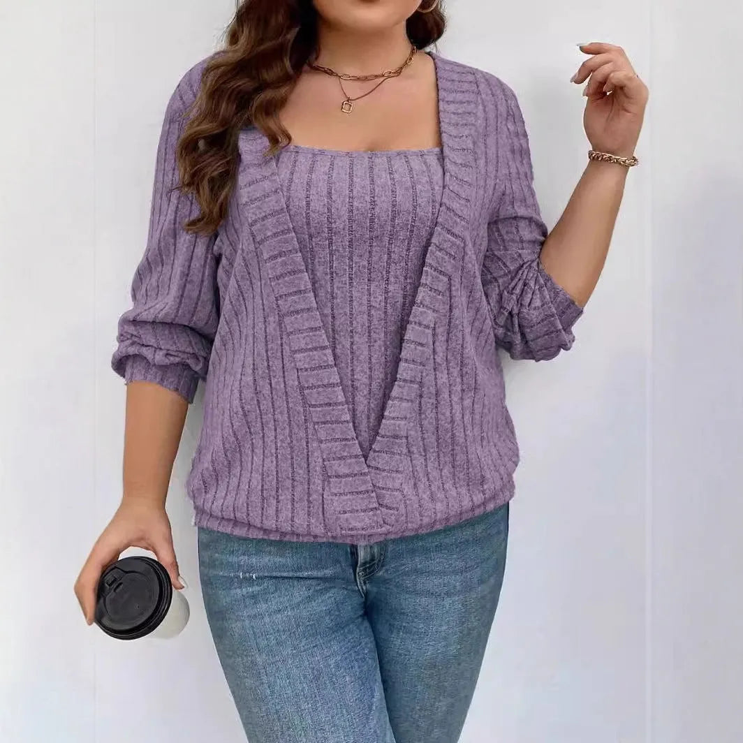 Woman wearing a solid colour rib fabric V-neck false two-piece suit with long sleeves in a loose fit.