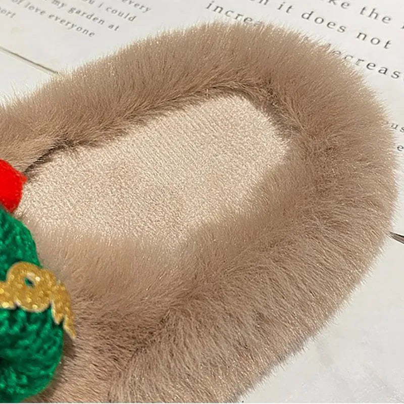 Super hairy women's slippers with Christmas hat decoration in faux plush material