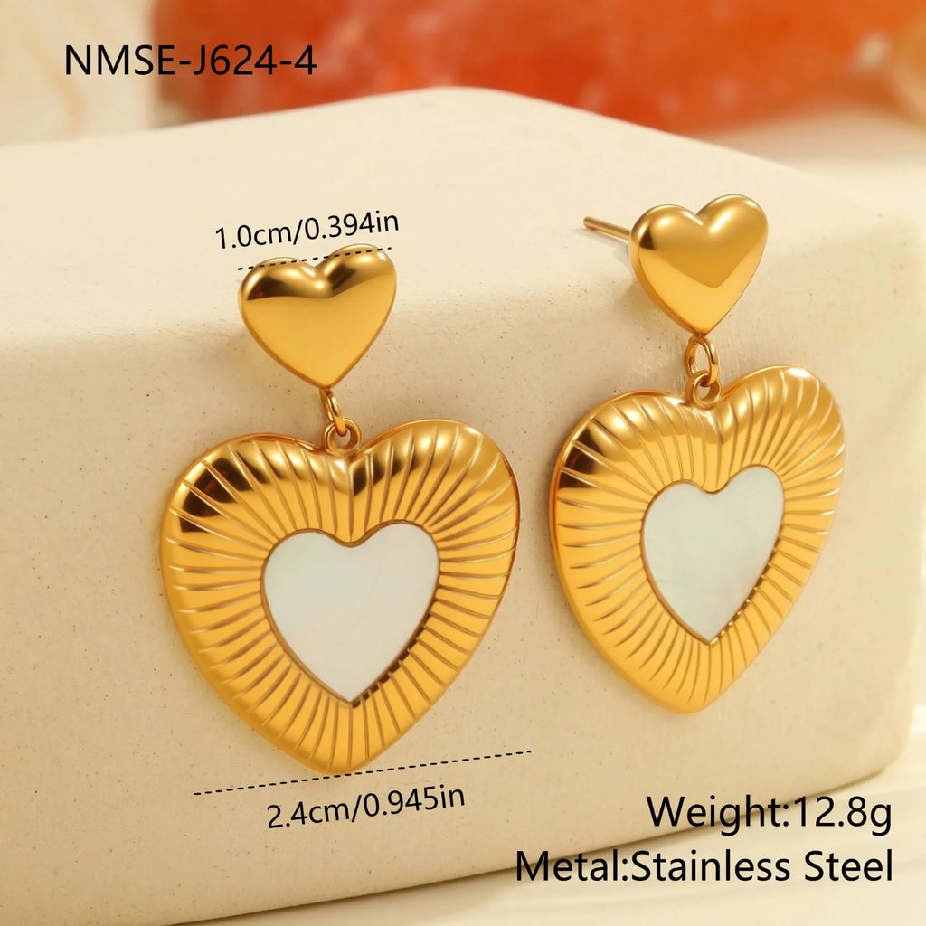 Gold-coloured heart-shaped earrings with fritillary patterning on stainless steel with 18K electroplating