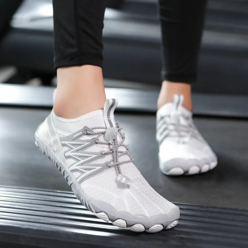 Lightweight indoor training sneakers with striped pattern and rubber sole in various colours